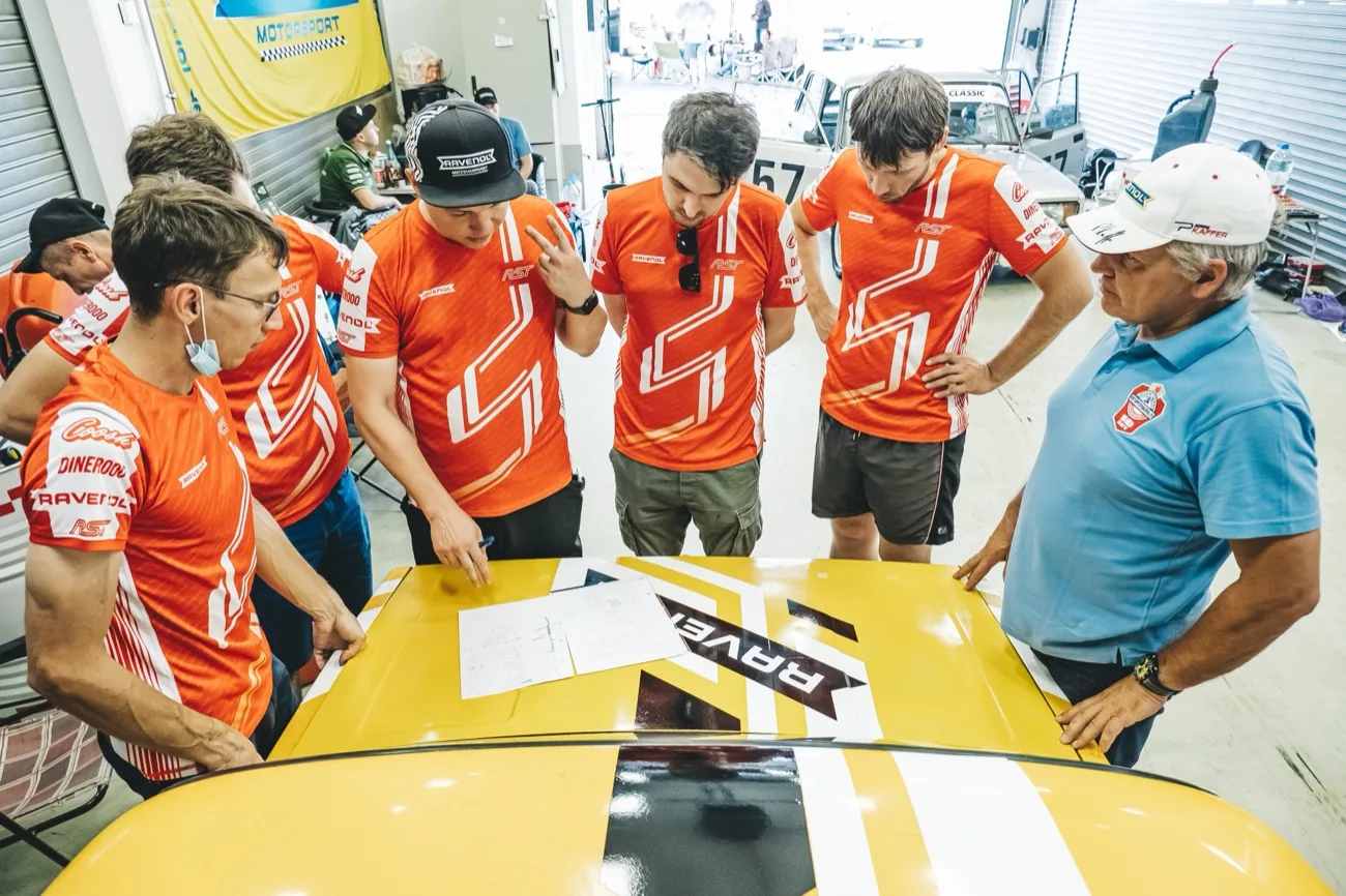 Race-day briefing with the crew